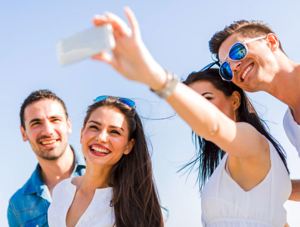 Selfie-Situation einer Gruppe von lachenden Leuten mit gesunden und schönen Zähnen.